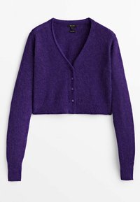 Cardigan violet court en tissu duveteux avec manches longues, encolure en V et trois boutons recouverts sur le devant.