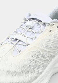 Weißer Sportschuh aus Netz- und Synthesematerialien, mit einer strukturierten Oberfläche, flexiblen Schnürsenkeln und einem gemusterten Seitendetail.
