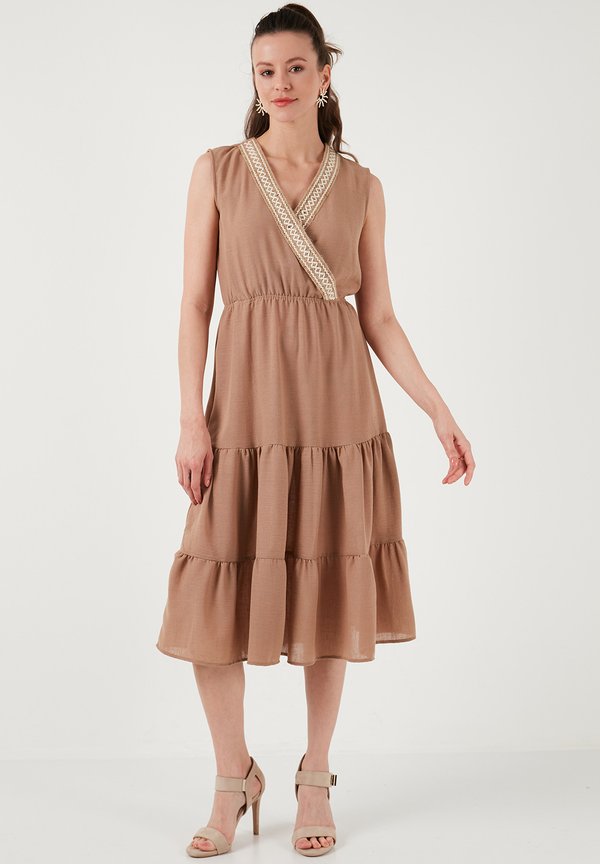 REGULAR FIT - Freizeitkleid - camel