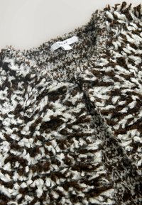 Fluffy, gestructureerde trui in bruin en witte tinten, met een zachte, comfortabele oppervlakte. Kenmerkt zich door een label met "NEXT" op de hals.