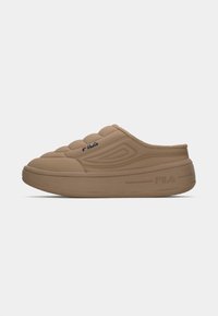 Lys brun slip-on FILA-sneaker med polstret overdel og tykk såle, sett fra siden på en hvit bakgrunn.
