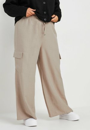 Beige leveled rivet-hous trousers yang terbuat dari kain ringan, dilengkapi dengan ikat pinggang elastis, tali serut, dan kantong kargo di sisi.
