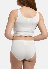 Witte katoenen crop top en bijpassend ondergoed, met een gladde textuur en eenvoudig ontwerp, voorzien van verstelbare bandjes en een elastische tailleband.