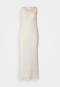 Robe longue sans manches en crochet blanc cassé, décorée de motifs géométriques, avec un tissu texturé et une coupe longue.