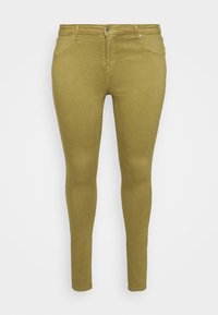 Jeans skinny verde olivo con una textura suave, que cuentan con cinco bolsillos, cierre de botón y detalles metálicos en los bolsillos delanteros.
