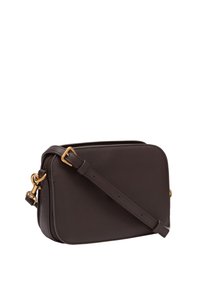 Borsa a tracolla in pelle marrone scuro con forma rettangolare, hardware in tonalità oro, chiusura con zip e tracolla regolabile. Finitura testurizzata.