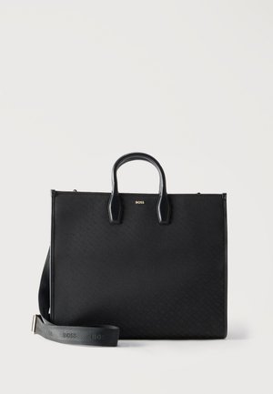 Czarna prostokątna teczka z górnymi uchwytami i odpinanym paskiem na ramię, tłoczonym logo "BOSS" na białym tle.