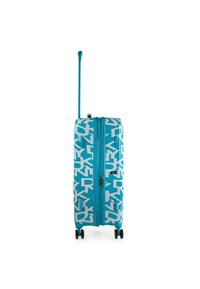 Maleta rígida en un brillante color turquesa con un patrón de logotipos blancos, asa extensible y cuatro ruedas para facilitar el desplazamiento. Cuenta con cierre de cremallera.
