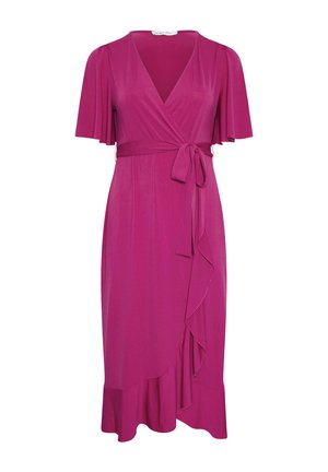 Vestido envolvente color fucsia con mangas cortas con vuelo, escote en V, cinturón en la cintura y detalle de volantes en el dobladillo asimétrico.