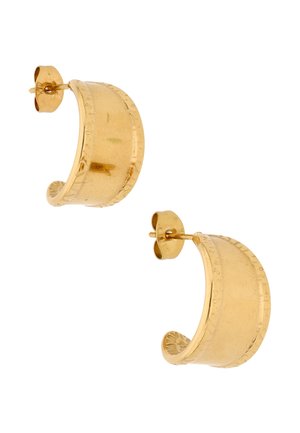 Par af polerede øreringe i guldfarvet halv bøjle med teksturerede kanter og lukninger med stift.