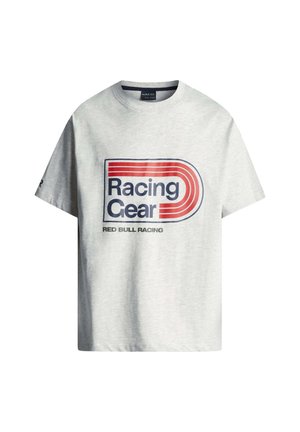 Harmaa puuvillainen lyhythihainen t-paita, jossa on rohkea monivärinen grafiikka, jossa lukee retrotyylillä "Racing Gear" ja "Red Bull Racing".