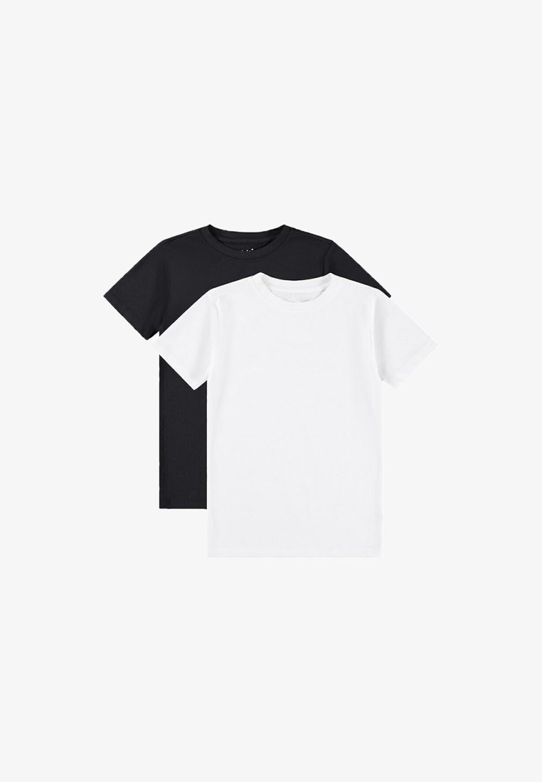 Twee effen T-shirts, één zwart en één wit, met korte mouwen en een ronde hals. Gemaakt van katoen met een gladde textuur.
