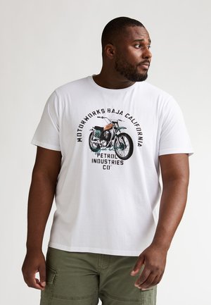 Wit katoenen T-shirt met een afbeelding van een motorfiets en meerkleurige tekst. Gecombineerd met olijfgroene cargoshorts.