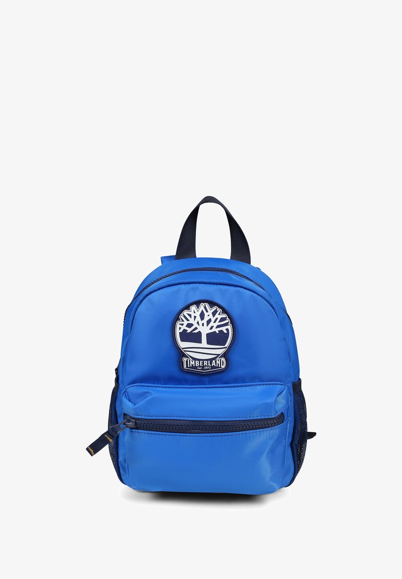 Zaino in nylon blu con spallacci imbottiti, tasca frontale con zip e patch del logo Timberland. Presenta tasche laterali in rete.