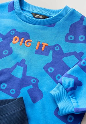 Sweatshirt din bumbac albastru cu model de excavator albastru, prezintă text brodat portocaliu "DIG IT", guler și manșete ribbate, textură moale.
