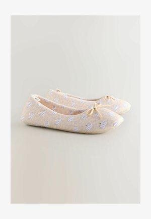 Ballettschuhe aus beigem Stoff mit einem dezenten Muster aus hellblauen muschelartigen Formen. Sie sind mit einem kleinen Schleifendetail an der Vorderseite ausgestattet.
