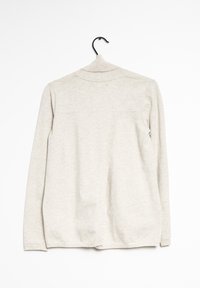Maglione grigio chiaro con maniche lunghe e colletto a coste, caratterizzato da un design minimalista e una texture morbida, appeso a un gancio.