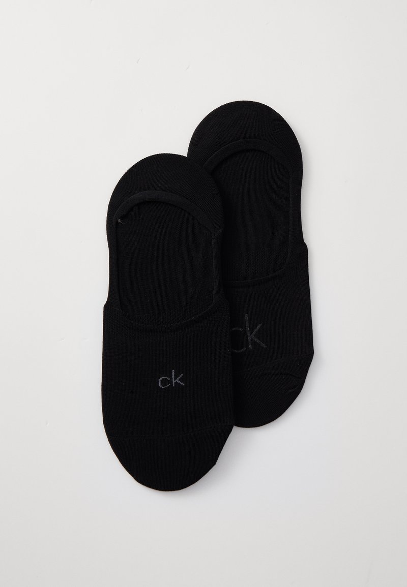 Crne niske čarape od mekanog materijala. Imaju glatku teksturu i sivi logo sa strane. Kompaktno i ergonomično dizajnirane.