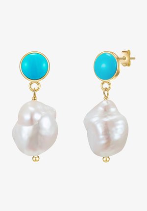 Arany fülbevalók, amelyek türkiz kővel díszítettek és szabálytalan formájú fehér gyöngyökkel készültek, csillogó felülettel és egyedi dizájnnal.