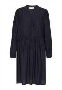 Vestido envolvente azul marino hecho de una tela suave, con mangas largas, cintura fruncida y escote en V. Textura suave con un detalle mínimo.