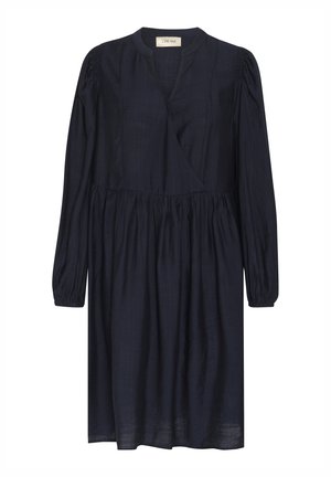 Robe portefeuille bleu marine fabriquée en tissu doux, avec des manches longues, une taille froncée et un décolleté en V. Texture lisse avec peu de détails.