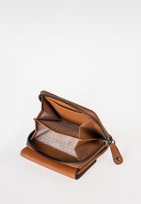 Portafoglio in pelle marrone con chiusura a zip, dotato di due scomparti e una fodera patterned. Texture liscia con una finitura morbida.