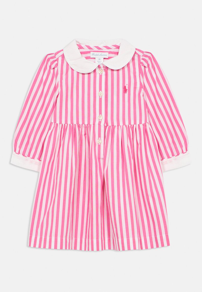 Φορέματα σε ροζ και λευκές ρίγες με λευκό γιακά Peter Pan. Μακριά μανίκια, κουμπιά μπροστά, σούρες στη μέση και μικρό λογότυπο στο στήθος.