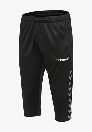 Zwarte sportbroek van lichtgewicht materiaal, met een elastische tailleband, zijzakken en een opvallend Hummel-logo met grijze chevronaccenten.
