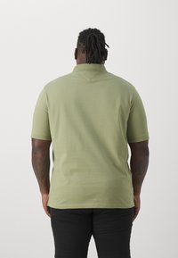 Tommy Hilfiger 1985 REGULAR - Poloskjorter - faded olive