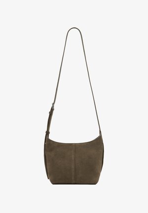 Borsa a spalla in suede verde oliva con forma arrotondata, tracolla regolabile e discreto logo sulla parte anteriore. Texture liscia, design minimal.