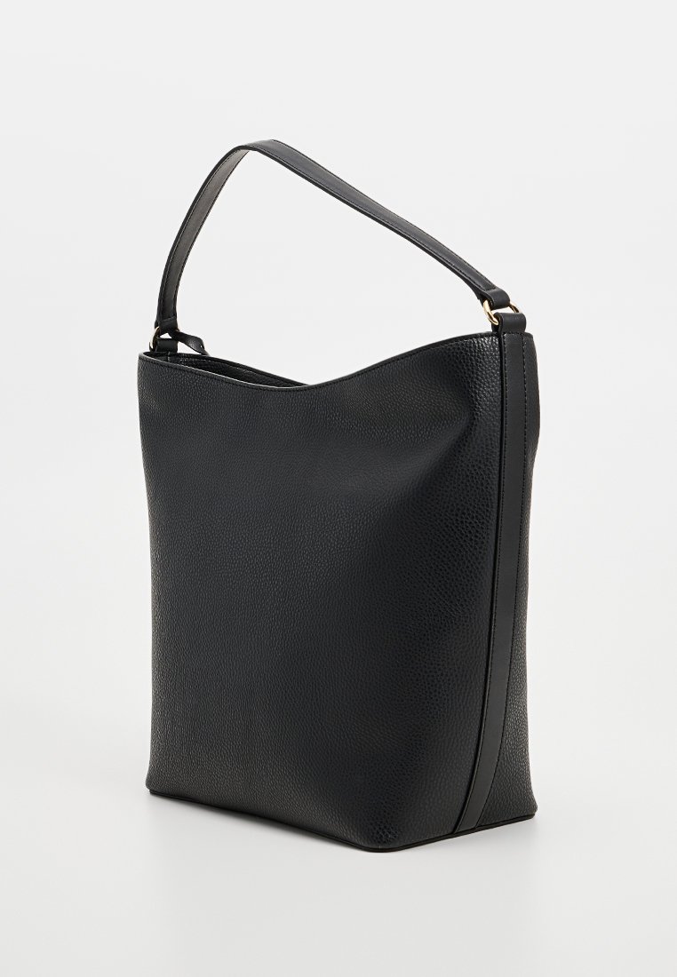 Borsa tote in pelle nera con finitura texturizzata, silhouette triangolare, tracolla singola e dettagli sottili sulle cuciture laterali.