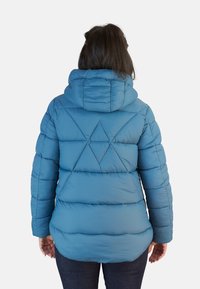 Chaqueta de plumas azul con capucha, que presenta un patrón de costuras diagonales en la parte posterior, una textura suave y un dobladillo ligeramente curvado.