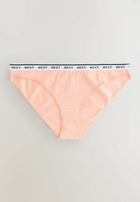 Lenjerie de baie pentru femei, tip bikini, culoare piersică deschisă, cu bandă elastică albă în talie inscripționată repetat cu text negru "NEXT".