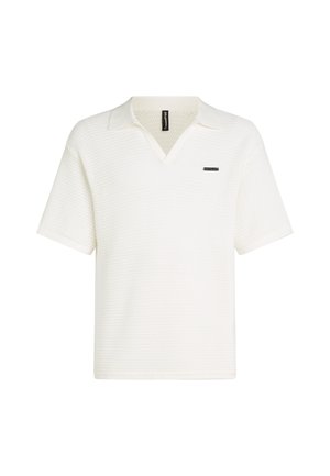 Cămașă polo albă cu mâneci scurte, realizată dintr-un material tricotat texturat, având un decolteu în V și un mic accent cu logo în partea stângă.
