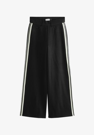 Czarne spodnie o szerokich nogawkach z białymi podwójnymi paskami biegnącymi wzdłuż każdej strony, kieszeniami z przodu, szlufkami na pasek i zapinanym na guzik pasem.