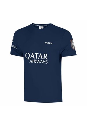 T-shirt de sport bleu marine avec le logo "Qatar Airways", le nom de la marque NOX sur la poitrine et un patch sur la manche droite.