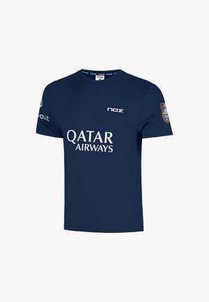 T-shirt de sport bleu marine avec le logo "Qatar Airways", le nom de la marque NOX sur la poitrine et un patch sur la manche droite.
