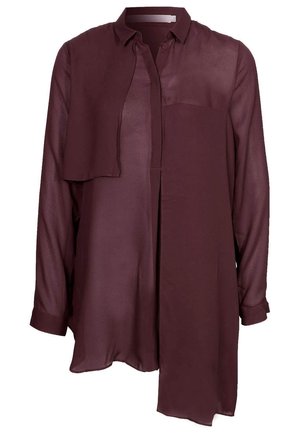 Blusa de manga larga color burdeos con paneles frontales asimétricos en capas, cuello y escote con botones, confeccionada en tela ligera.