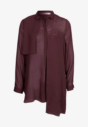 Bordeauxroze blouse met lange mouwen, asymmetrische gelaagde voorkant, een kraag en een knoopsluiting, gemaakt van lichtgewicht stof.