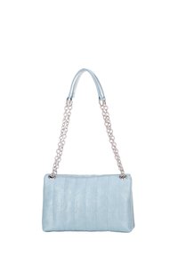 Borsa a tracolla in pelle blu chiaro con texture trapuntata, forma rettangolare, tracolla in catena argentata e finitura liscia. Accentature in catena nei punti di attacco della tracolla.