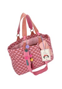 Borsa a tracolla rosa con motivo geometrico, manici in suede e pompon colorati. L'interno presenta un motivo a pois e un'etichetta.