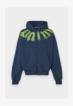 Sudadera azul marino con cremallera, bolsillos delanteros y un diseño de texto verde desgastado en estilo gótico en el pecho y los hombros.