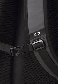 Oakley ENHANCE HYBRID BACKPACK L UNISEX - Sac à dos - black