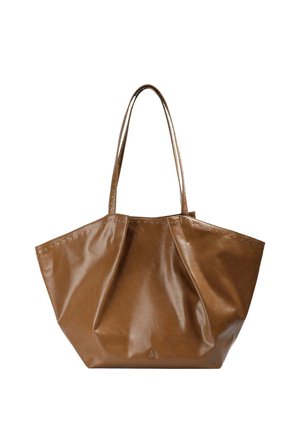 Gran bolso tote de cuero marrón con doble asa para el hombro y pequeñas tachuelas metálicas a lo largo de los bordes superiores, sobre un fondo blanco.