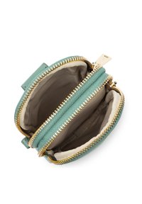 Portamonete turchese con due zip dorate e fodera beige; presenta un esterno testurizzato e una forma rotonda compatta.