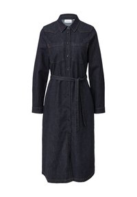Sukienka koszulowa z denimu w ciemnym niebieskim kolorze z dwiema kieszeniami na piersiach, zapinana na guziki, z paskiem do przewiązania. Oferuje kontrastujące pomarańczowe przeszycia i długie rękawy.