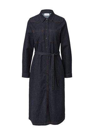 Abito camicia di denim blu scuro con due tasche sul petto, chiusura frontale a bottoni e cintura da annodare. Presenta cuciture arancioni a contrasto e maniche lunghe.