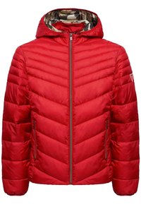 Rote Daunenjacke mit Reißverschluss vorne, schräg angeordneten Zickzack-Steppungen und einem Kapuzenfutter im Camouflage-Muster. Verfügt über seitliche Reißverschlusstaschen und ein Logo-Akzent.