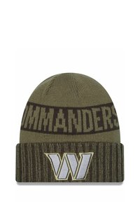 Strickmütze in Olivgrün mit einem nach unten geklappten dunkelbraunen Saum. Mit dem eingewebten Text "COMMANDERS" und einem weißen "W"-Logo.