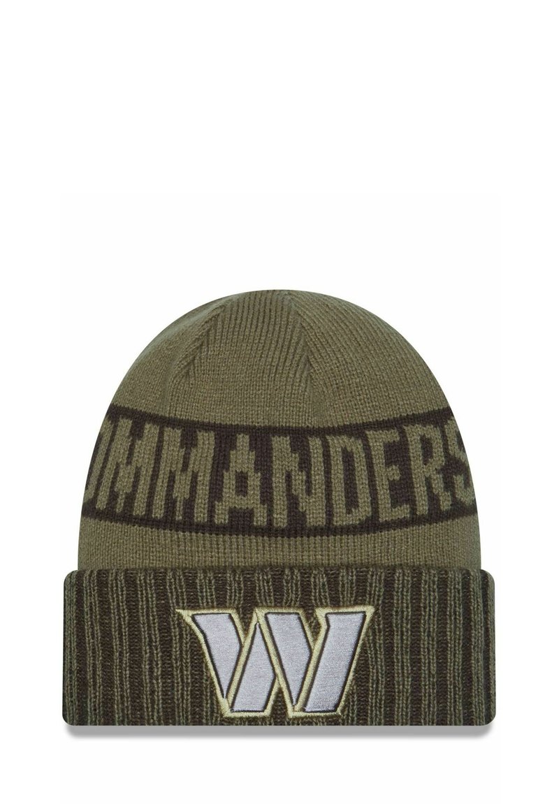 Strickmütze in Olivgrün mit einem nach unten geklappten dunkelbraunen Saum. Mit dem eingewebten Text "COMMANDERS" und einem weißen "W"-Logo.